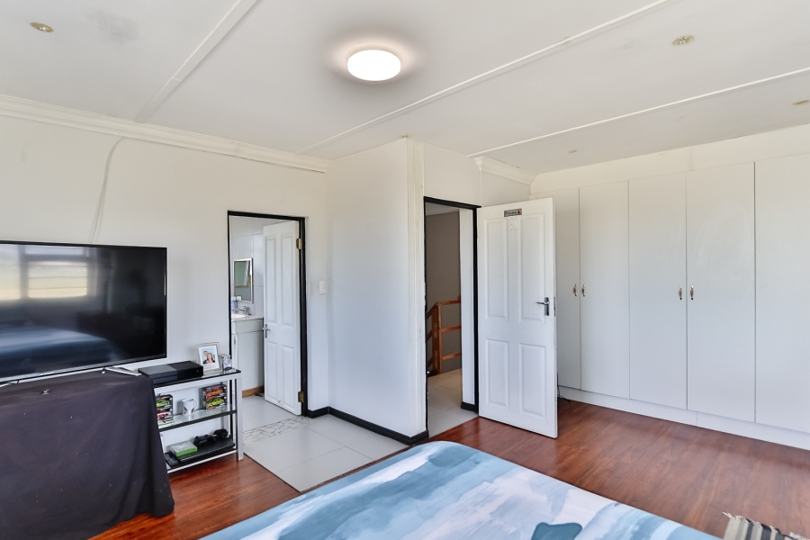 5 Bedroom Property for Sale in Gustrouw Western Cape